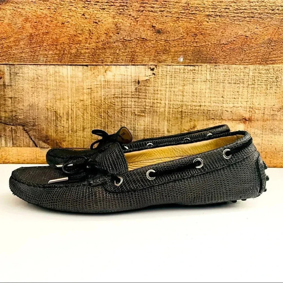 TOD’S Gommino Textured Leather Loafers - Picture 2 of 9